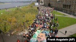 Düsseldorf'ta binlerce kişinin katıldığı gösterilerde Abdullah Öcalan'ın resimleri de taşındı