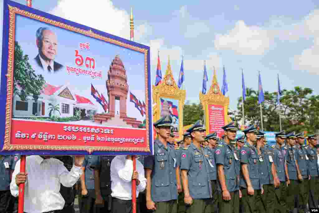 ក្រុមប៉ូលិសកម្ពុជាក្នុងឱកាសប្រារព្ធខួបលើកទី៦៣ឆ្នាំនៃទិវាបុណ្យឯករាជ្យជាតិ នៅថ្ងៃពុធ ទី៩ ខែវិច្ឆិកា ឆ្នាំ២០១៦ នារាជធានីភ្នំពេញ។