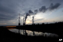 지난해 11월 폴란드 보가티니아의 '투로(Turow)' 석탄 발전소 굴뚝에서 연기가 피어오르고 있다.