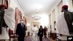 গ্রীসের প্রেসিডেন্ট ক্যাটেরিনা সাকেলারোপৌলো এবং পোপ ফ্রান্সিস গ্রীসের এথেন্সের প্রেসিডেন্ট প্রাসাদে একটি অনুষ্ঠানে পৌঁছেছেন৷৪ ডিসেম্বর ২০২১। (ছবি-এপি/থিয়োডোর ম্যানোলোপোলাস) 