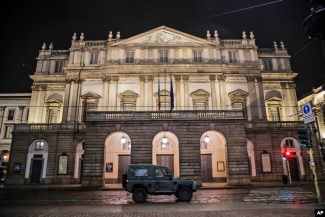 Sebuah kendaraan militer melewati teater opera La Scala di Milan, Italia utara, 25 Oktober 2020. (Foto: AP)