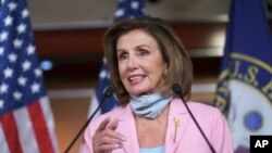 Ketua DPR Amerika Serikat Nancy Pelosi bertemu dengan para wartawan dalam sebuah acara di gedung Capitol di Washington, pada 25 Agustus 2021. (Foto: AP/J. Scott Applewhite)