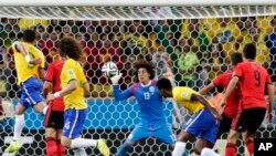 Gadyen Meksiken, Guillermo Ochoa, k ap repouse yon kout tèt Neymar fè nan kan Meksik la