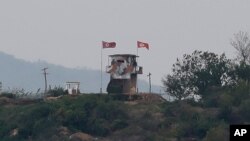 북한 군이 비무장지대(DMZ)에서 한국 군 감시초소(GP)에 3일 총격을 가했다. 사진은 이날 경기도 파주에서 바라 본 DMZ 북측 초소의 모습. 
