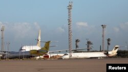 Imagem de arquivo de aeroporto de Tripoli, na Líbia. O aeroporto ficou danificado depois do ataque