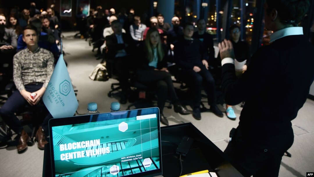Orang-orang menghadiri presentasi Blockchain di Vilnius, Lithuania (foto: ilustrasi). 