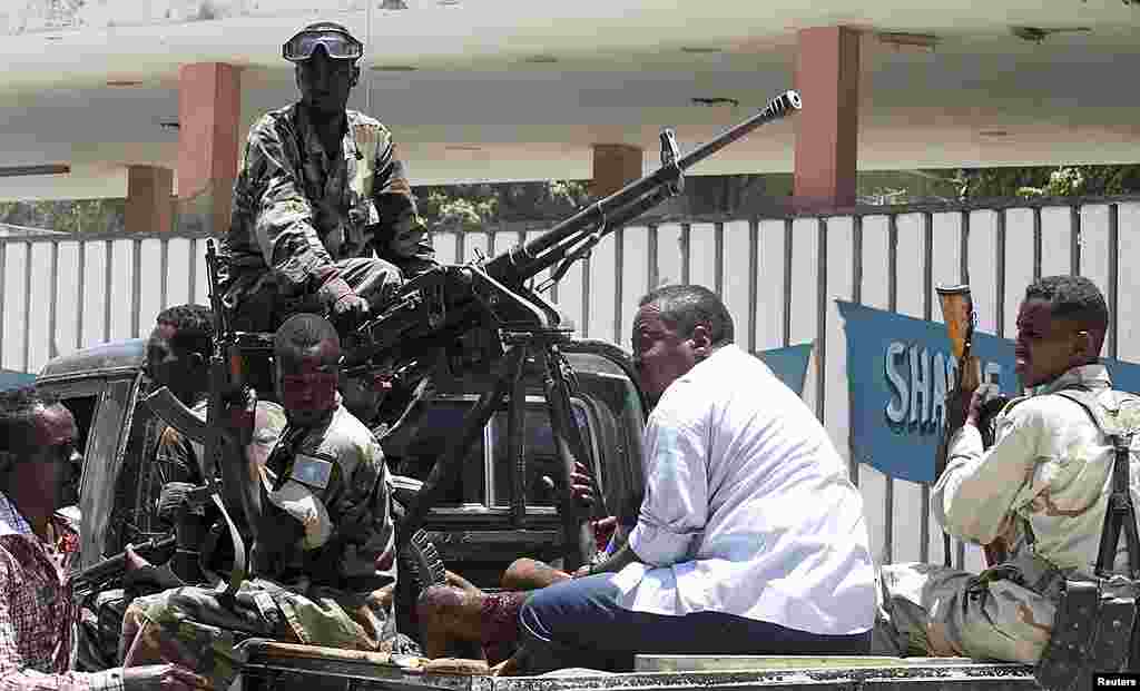 Atentado bombista, perpetrado por uma suicida, no Teatro Nacional de Mogadíscio mata pelo menos 10 pessoas e fere várias outras. Os islamitas consideram o teatro e actividades lúdicas em geral como um pecado. O teatro reabrira em Março.