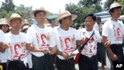 ທ້າວ Ko Ko Gyi (ທີສອງນັບຈາກຊ້າຍ), ທ້າວ Min Ko Naing (ທີສາມນັບຈາກຊ້າຍ), ແລະທ້າວ Htay Kywe (ທີສີ່ນັບຈາກຊ້າຍ) ຊຶ່ງເປັນນັກເຄື່ອນໄຫວທີ່ໂດດເດັ່ນໃນກຸ່ມນັກສຶກສາລຸ້ນ 88 ໄດ້ອອກໜ້ານໍາພາ
ພວກສະໜັບສະໜຸນຜູ້ນໍາດ້ານປະຊາທິປະໄຕ ທ.ນ. ອອງຊານຊູຈີ ໃນຂະນະທີ່ພວກເຂົາເຈົ້າພາກັນເຂົ້