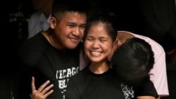 Narapidana Mary Jane Veloso dipeluk oleh anaknya saat tiba Lapas Perempuan di Mandaluyong City, Metro Manila, Filipina, pada 18 Desember 2024. (Foto: Reuters/Lisa Marie David)