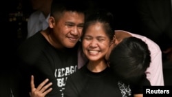 Narapidana Mary Jane Veloso dipeluk oleh anaknya saat tiba Lapas Perempuan di Mandaluyong City, Metro Manila, Filipina, pada 18 Desember 2024. (Foto: Reuters/Lisa Marie David)