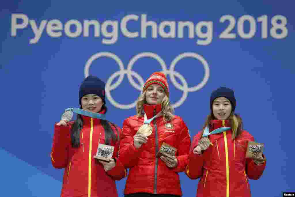 2018年平昌冬奥会女子自由式滑雪空中技巧比赛前三名：白俄罗斯选手胡斯科娃赢得冠军，中国选手张鑫获得银牌，孔凡钰拿到铜牌(2月16日)。