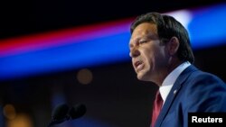 ARCHIVO - El gobernador de Florida, Ron DeSantis, habla en el segundo día de la Convención Nacional Republicana (RNC), en el Foro Fiserv en Milwaukee, Wisconsin, EE. UU., el 16 de julio de 2024. REUTERS/Elizabeth Frantz