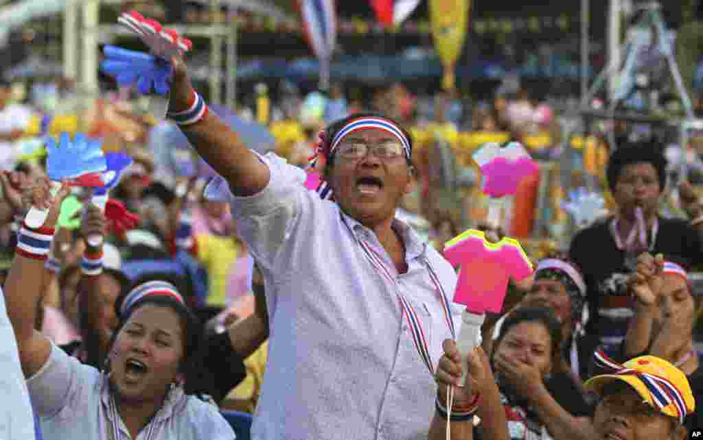Anti-government protesters wave clapping tools at the Democracy Monument in Bangkok, Dec. 6, 2013.&nbsp;