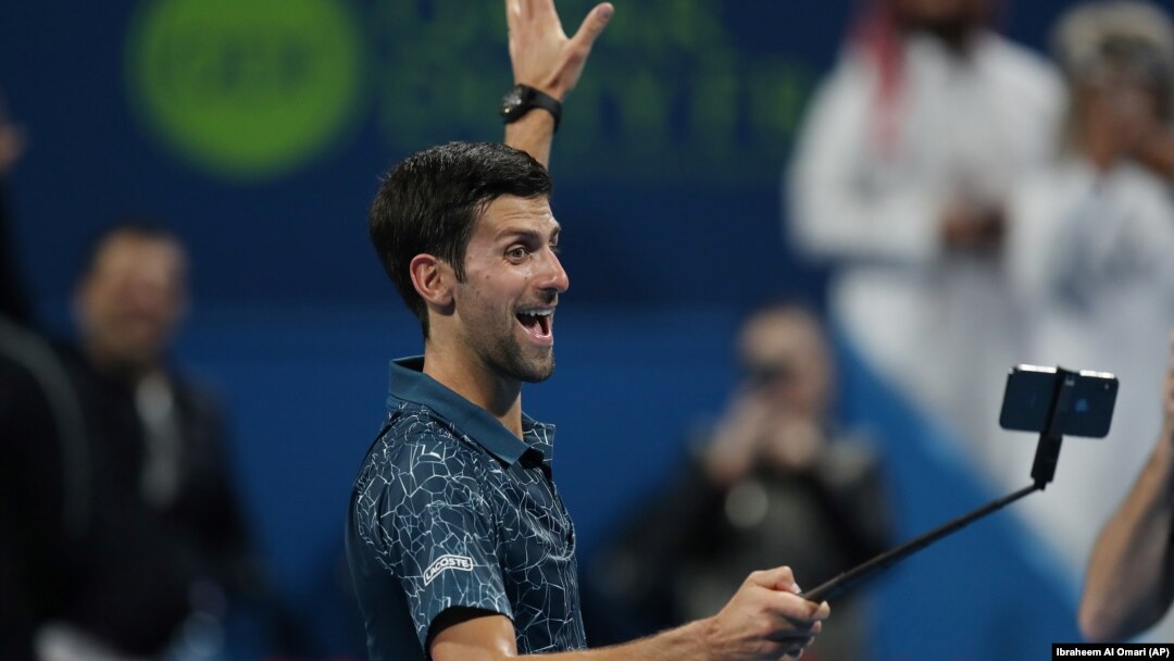 Trijumfalni selfi: Novak Đoković proslavlja pobedu u 2. kolu turnira u Dohi, 2. januara 2018. (Foto: Reuters/Ibraheem Al Omari)