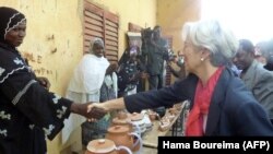 Christine Lagarde dans le village de Bourbon, sur le fleuve Niger, à 30 km à l'ouest de Niamey, le 21 décembre 2011.