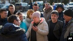 Locals argue with a local administrator about the reported air poisoning in Volokolamsk, 100 kilometers (62 miles) west of Moscow, Russia, March 22, 2018. A gas poisoning linked to a toxic landfill in Volokolamsk, a town outside Moscow, left dozens hospitalized, prompting the regional governor to promise to evacuate local children from the area.