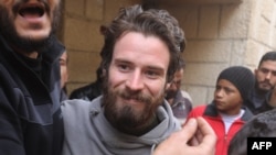 Travis Timmerman, un ciudadano estadounidense que había ingresado a Siria desde el Líbano en una peregrinación cristiana y había estado detenido durante varios meses, habla con periodistas en una casa en Damasco, el 12 de diciembre de 2024. AFP