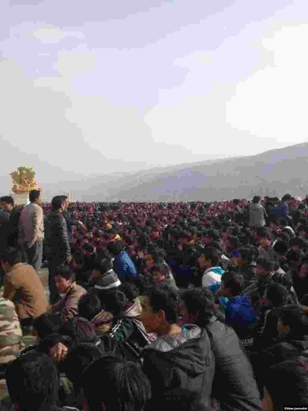 据报道数百甚至数千名藏人走上青海同仁街头抗议。