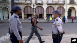 La policía vigila cerca del edificio del Capitolio Nacional en La Habana, Cuba, el lunes 12 de julio de 2021, un día después de las protestas contra la escasez de alimentos y los altos precios en medio de la crisis del coronavirus.
