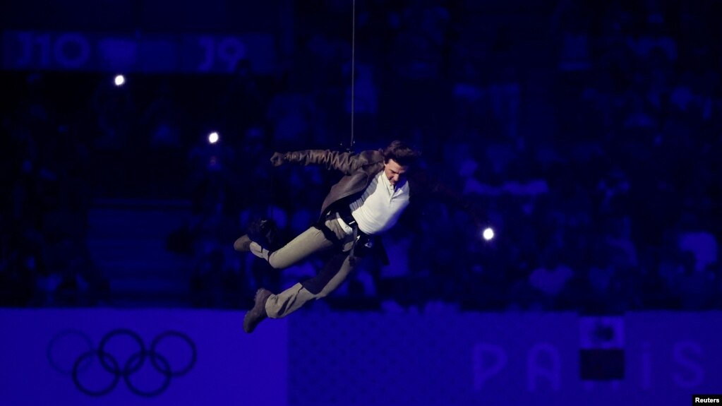 El actor Tom Cruise salta desde el techo del Stade de France durante la ceremonia de clausura de los Juegos Olímpicos de París 2024 en la ceremonia de clausura el domingo, 11 de agosto de 2024.