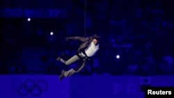 El actor Tom Cruise salta desde el techo del Stade de France durante la ceremonia de clausura de los Juegos Olímpicos de París 2024 en la ceremonia de clausura el domingo, 11 de agosto de 2024.