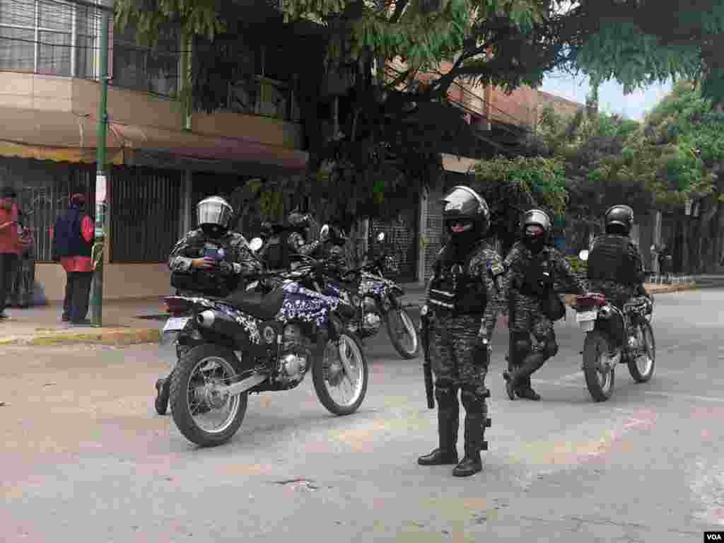 La policía se hizo presente para imponer orden y dispersar o disuadir a quienes llegaron a las protestas.