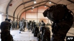 Des soldats français du 2e Régiment Etranger de Parachutistes (2e REP) et des militaires nigériens se préparent pour une mission sur la base aérienne française de la BAP, à Niamey, le 14 mai 2023.
