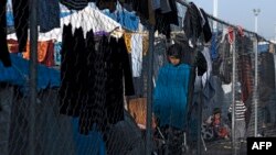 Una niña camina en un campamento improvisado de solicitantes de asilo y refugiados en el cruce fronterizo El Chaparral en Tijuana, estado de Baja California, México, el 6 de diciembre de 2021.