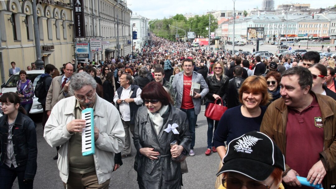 Polisi Rusia membubarkan demonstran anti Putin yang berkemah di taman di pusat kota Moskow (16/5).