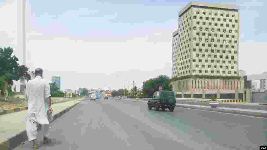 شہر میں پبلک ٹرانسپورٹ بھی معطل ہے اور مجبوری میں ایک جگہ سے دوسری جگہ جانے والوں کو کئی کئی میل پیدل چلنا پڑ رہا ہے۔