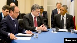 Fransiya rahbari Fransua Olland, Ukraina prezidenti Petro Poroshenko va AQSh prezidenti Barak Obama muloqotda, Nyuport, Uels, 4-sentabr, 2014 