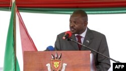 Le président burundais Pierre Nkurunziza s'exprime après la signature d'une nouvelle constitution adoptée par référendum à Bugendana, au Burundi, le 7 juin 2018. 