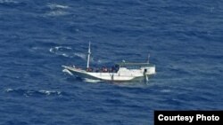 Perahu yang diperkirakan mengangkut sedikitnya 180 pencari suaka ini terapung-apung di perairan lepas pantai Pulau Christmas, Australia, 4 Juli 2013 (Foto: dok). Pihak berwenang Australa dilaporkan telah menangkap lima orang terkait penyeleundupan manusia melalui perjalanan perahu, Kamis (29/8).