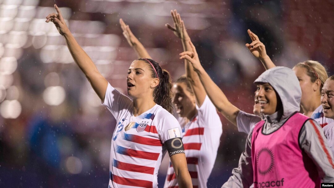 Pemain depan timnas sepak bola putri AS, Alex Morgan (13) dan rekan-rekan satu tim merayakan kemenangan atas Jamaika di turnamen CONCACAF di Stadion Toyota, 14 Oktober 2018. (Foto: Jerome Miron-USA TODAY Sports via Reuters)
