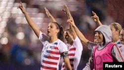 Pemain depan timnas sepak bola putri AS, Alex Morgan (13) dan rekan-rekan satu tim merayakan kemenangan atas Jamaika di turnamen CONCACAF di Stadion Toyota, 14 Oktober 2018. (Foto: Jerome Miron-USA TODAY Sports via Reuters)