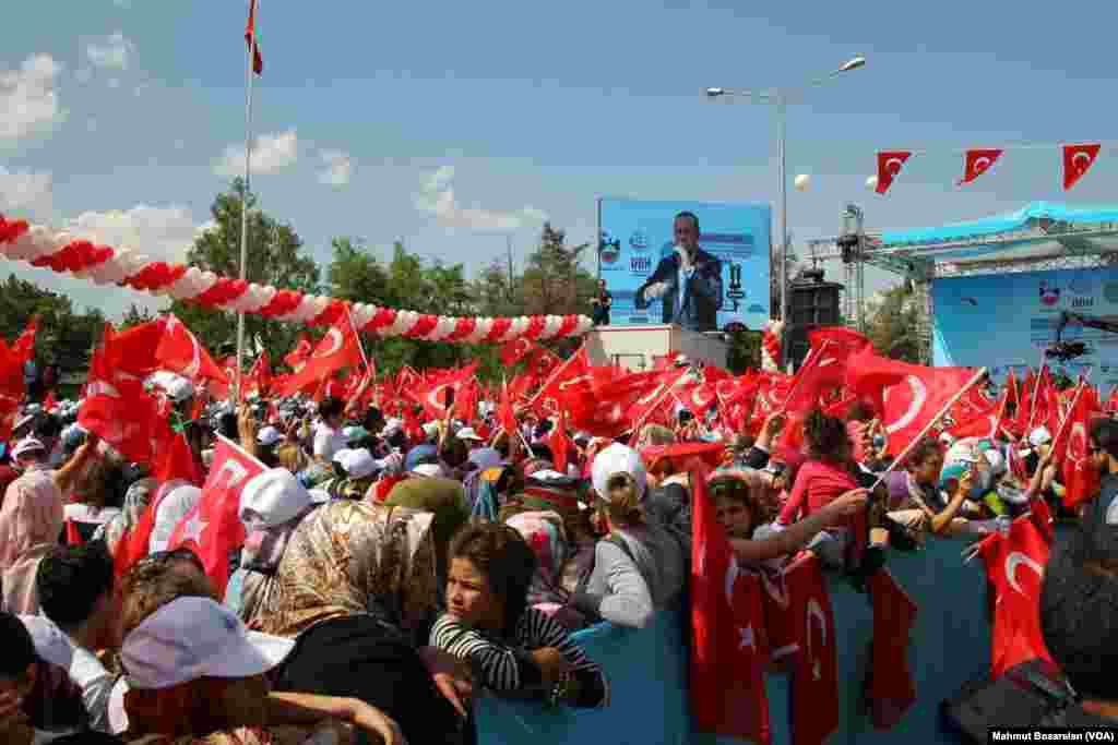 Cumhurbaşkanı Erdoğan Diyarbakır&#39;da yaptığı ziyaretteki konuşmasında, Suriye&#39;de bir Amerikan askerinin YPG arması taktığını gösteren fotoğraflara değindi ve ABD&#39;yi kınadı.&nbsp;