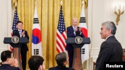 조 바이든 미국 대통령이 지난 5월 문재인 한국 대통령과의 정상회담 기자회견에서 새로 임명한 성 김 대북특별대표(오른쪽)를 소개했다.