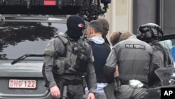 比利时警方在枪击案现场。