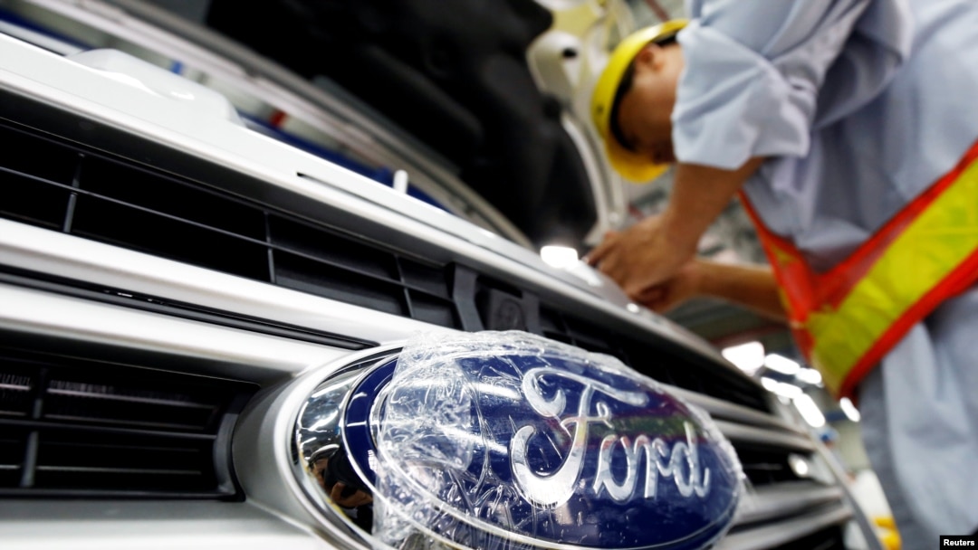 Một công nhân làm việc ở nhà máy xe hơi Ford ở tỉnh Hải Dương