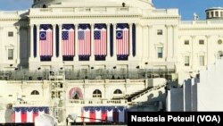 Le Congrès décoré pour l'investiture de Donald Trump, à Washington DC, le 18 janvier 2017. (VOA/Nastasia Peteuil)