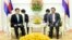 2016年6月28日韩国国防部次官黄仁武(左)和柬埔寨首相洪森会晤