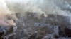 ARCHIVO - Esta imagen tomada de un video difundida por la Brigada de Asalto Luit, una unidad militar de la Fuerza de Operaciones Especiales de Ucrania, muestra los daños causados al poblado de Vovchansk, Ucrania, durante un bombardeo de las fuerzas rusas, el 28 de mayo de 2024. 