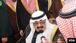 Raja Abdullah berbicara kepada media setibanya di bandara Riyadh, Rabu (23/2). Raja Abdullah memerintahkan peningkatan anggaran untuk program sosial sebesar 35 milyar dolar AS.