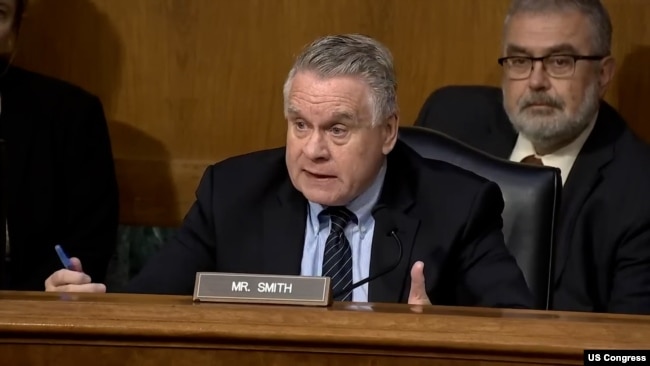 2025年11月20日，新泽西州共和党籍联邦众议员、委员会共同主席克里斯·史密斯(Chris Smith)在“中国对宗教的战争：对宗教自由的威胁及其对美国的重要性”听证会上讲话。