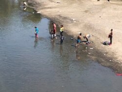 Migrantes en la frontera de Tecún Umán, San Marcos.