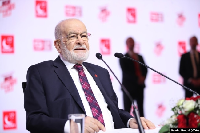 Sivas Belediye Başkanlığı dönemiyle tanınmasının ardından Saadet Partisi liderliğini 2016’da üstlenmesi sonrasında o dönemki CHP Lideri Kemal Kılıçdaroğlu’yla birlikte muhalefet cephesinde ortaklaşması zaman zaman tartışma konusu olan Temel Karamollaoğlu, siyasete veda etti.