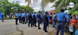 Contingente policial resguarda caravana de migrantes. Foto Oscar Ortiz/VOA