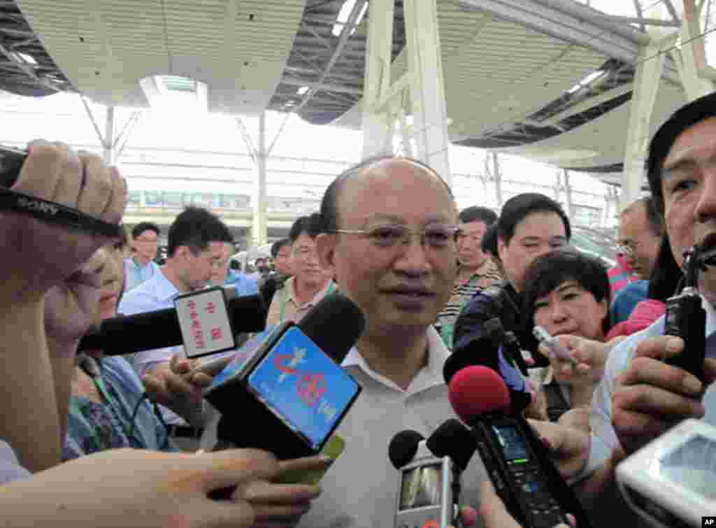 铁道部总工程师何华武接受记者联合采访