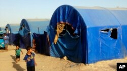 Displaced civilians from Ramadi live in a camp set up for displaced refugees in Habaniyah, 80 kilometers (50 miles) west of Baghdad, May 13, 2015.