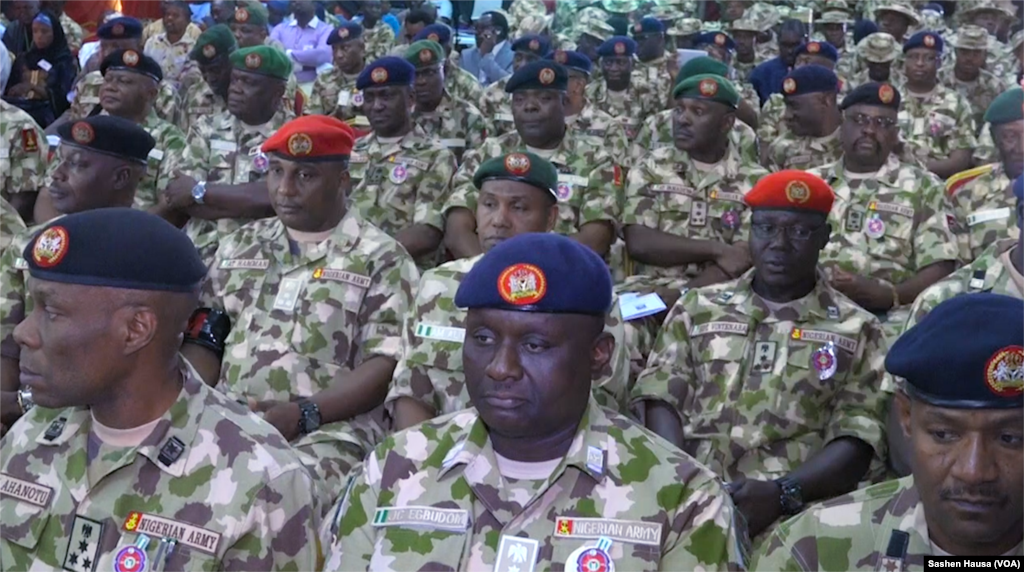 Babban Hafsan Hasoshin Najeriya LT. Yusuf Tukur Buratai ya Karrama wasu sojojin Najeriya a Maiduguri, Nuwamba 29, 2017